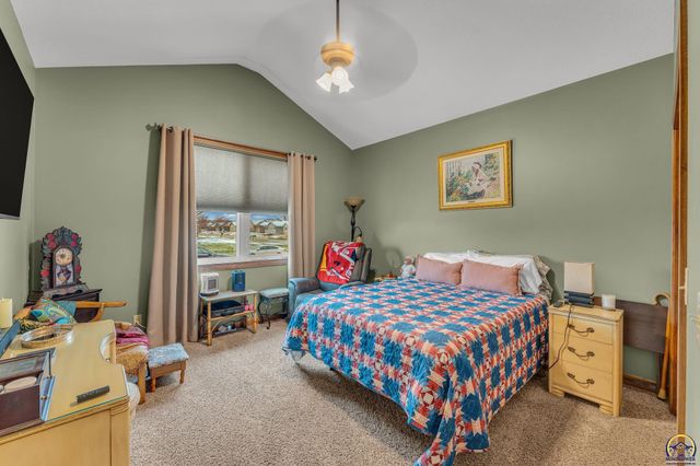 4422 SW Lakeside DR, Topeka, KS 66610