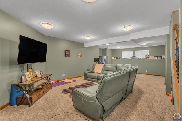 4422 SW Lakeside DR, Topeka, KS 66610