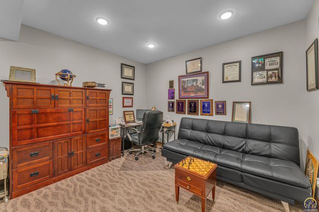 4422 SW Lakeside DR, Topeka, KS 66610