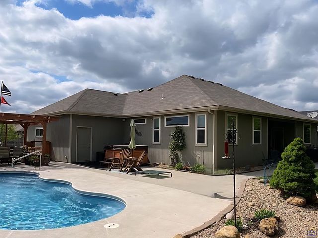 4422 SW Lakeside DR, Topeka, KS 66610