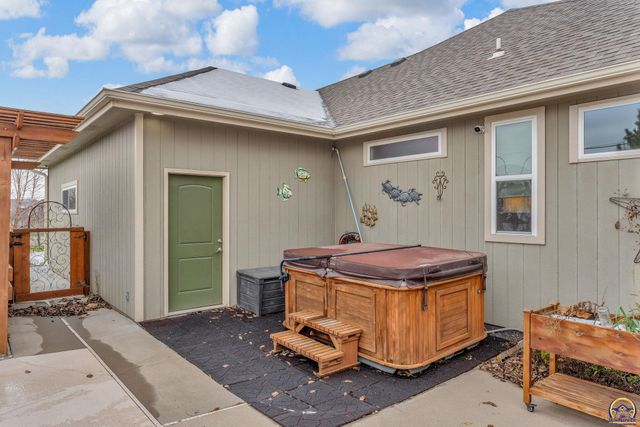 4422 SW Lakeside DR, Topeka, KS 66610