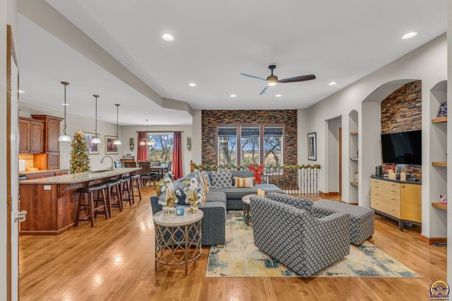 4422 SW Lakeside DR, Topeka, KS 66610