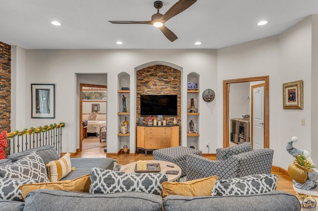 4422 SW Lakeside DR, Topeka, KS 66610