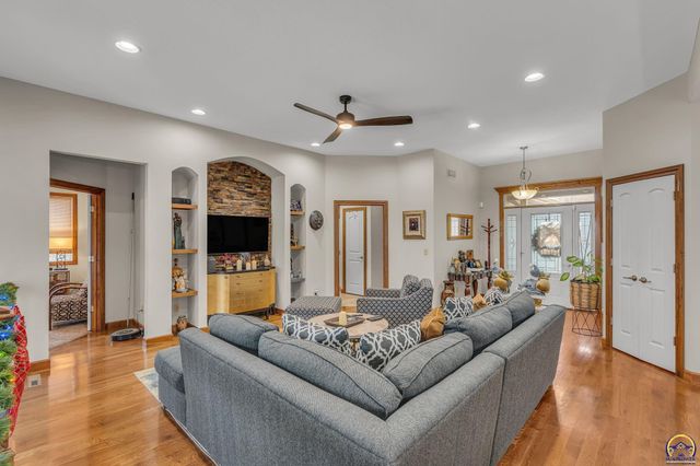 4422 SW Lakeside DR, Topeka, KS 66610