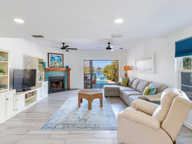 410 140TH AVENUE E, Madeira Beach, FL 33708