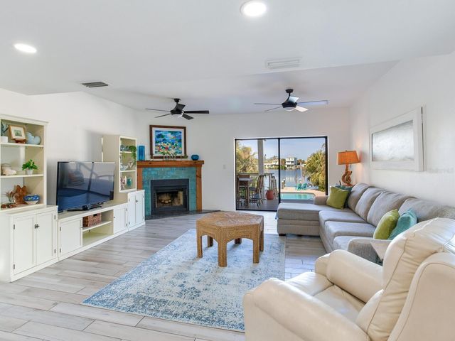 410 140TH AVENUE E, Madeira Beach, FL 33708