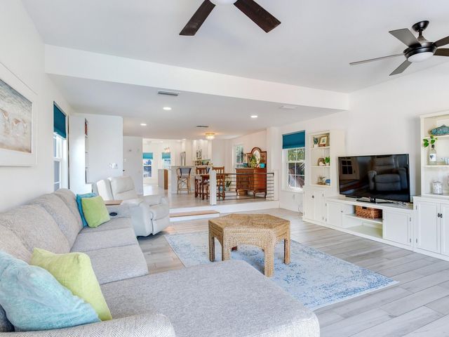 410 140TH AVENUE E, Madeira Beach, FL 33708