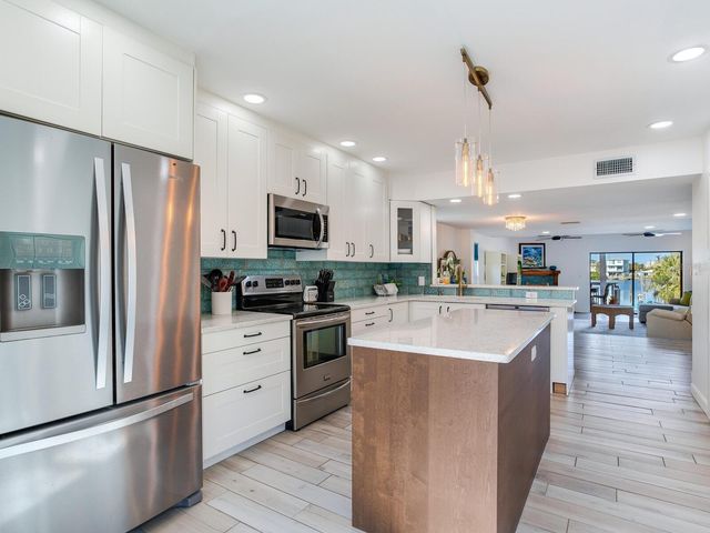 410 140TH AVENUE E, Madeira Beach, FL 33708