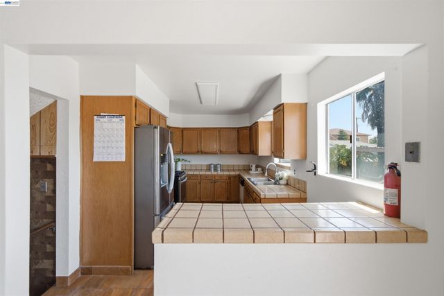 10517 Voltaire Ave, Oakland, CA 94603
