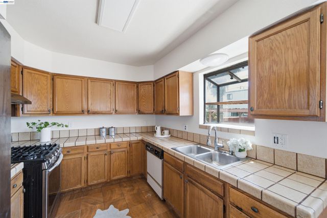 10517 Voltaire Ave, Oakland, CA 94603