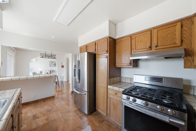 10517 Voltaire Ave, Oakland, CA 94603