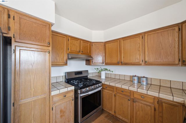 10517 Voltaire Ave, Oakland, CA 94603