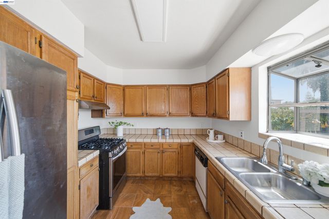 10517 Voltaire Ave, Oakland, CA 94603