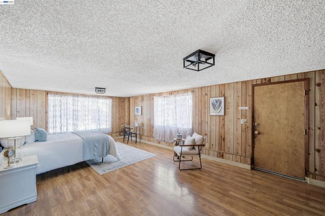 10517 Voltaire Ave, Oakland, CA 94603