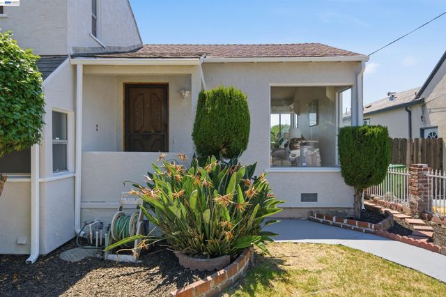 10517 Voltaire Ave, Oakland, CA 94603