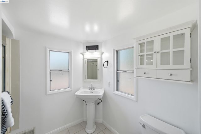 10517 Voltaire Ave, Oakland, CA 94603
