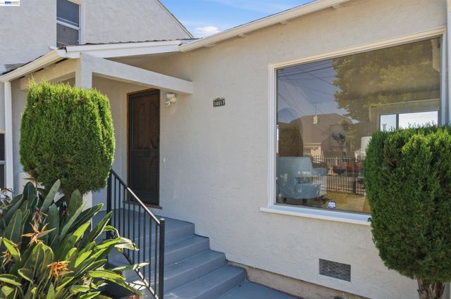 10517 Voltaire Ave, Oakland, CA 94603