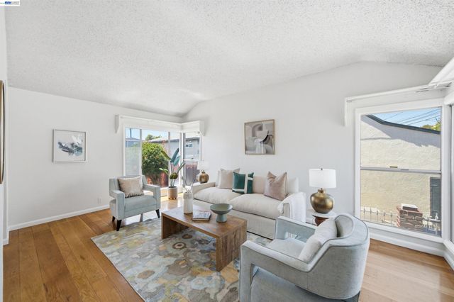 10517 Voltaire Ave, Oakland, CA 94603