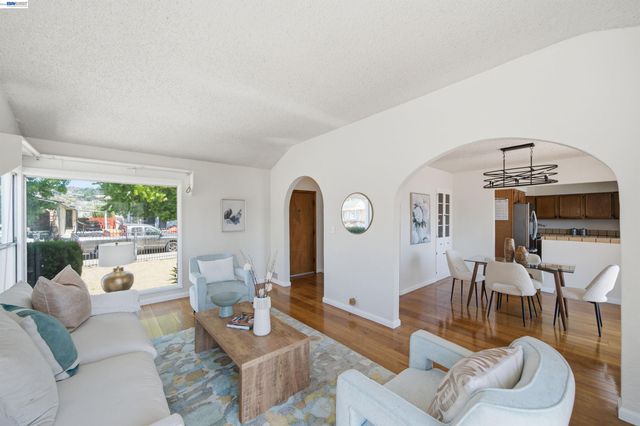 10517 Voltaire Ave, Oakland, CA 94603