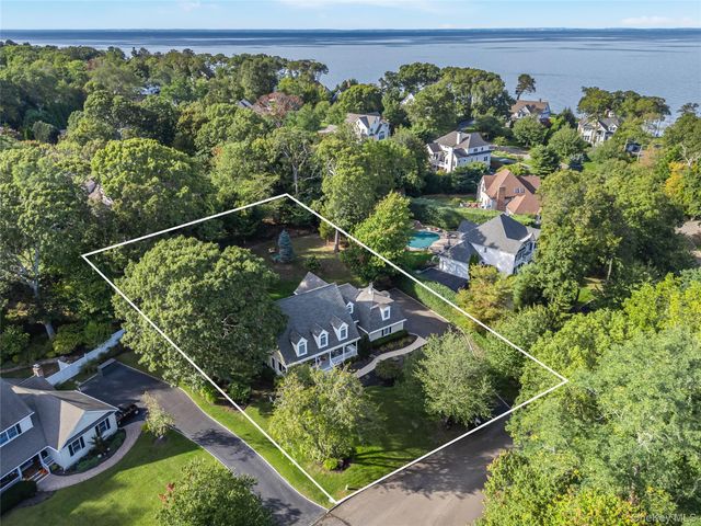 15 Crescent Court, Wading River, NY 11792