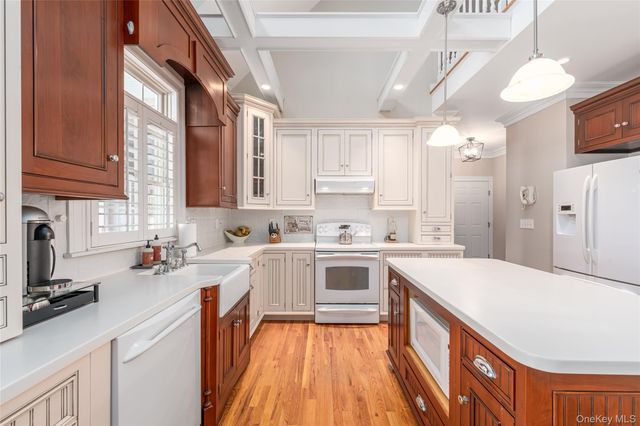 15 Crescent Court, Wading River, NY 11792