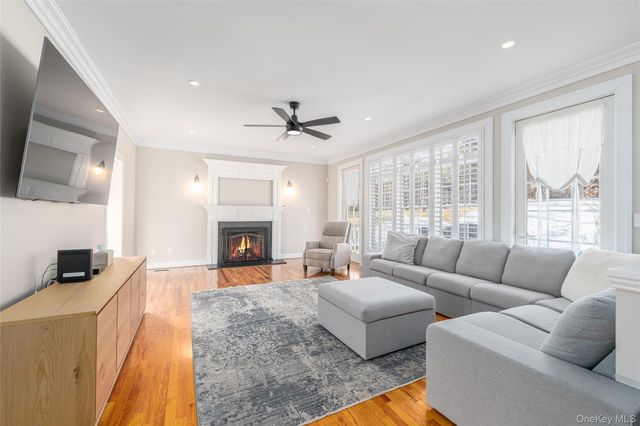 15 Crescent Court, Wading River, NY 11792