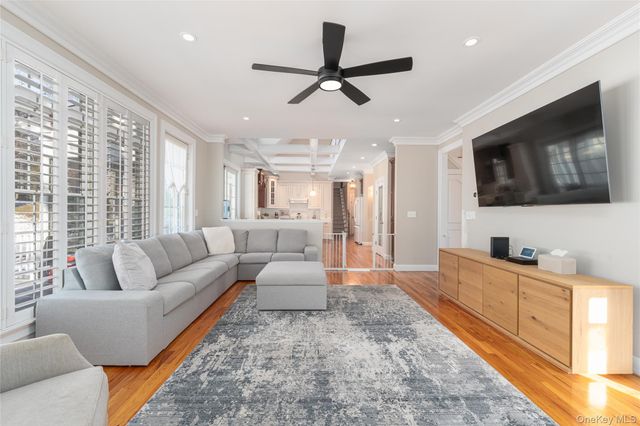 15 Crescent Court, Wading River, NY 11792