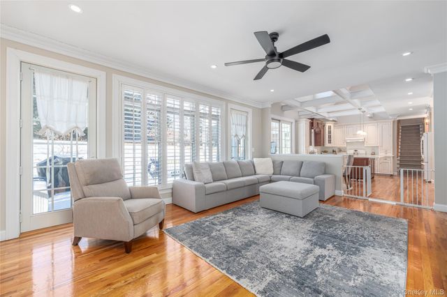 15 Crescent Court, Wading River, NY 11792