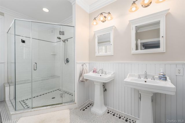 15 Crescent Court, Wading River, NY 11792