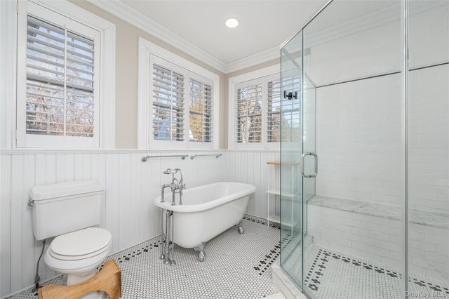 15 Crescent Court, Wading River, NY 11792