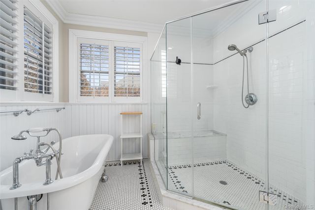 15 Crescent Court, Wading River, NY 11792