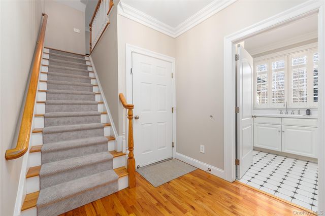 15 Crescent Court, Wading River, NY 11792