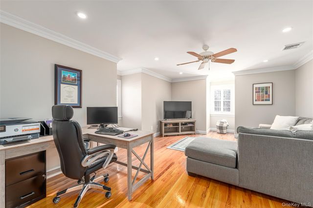 15 Crescent Court, Wading River, NY 11792