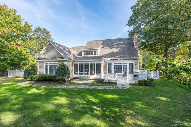 15 Crescent Court, Wading River, NY 11792