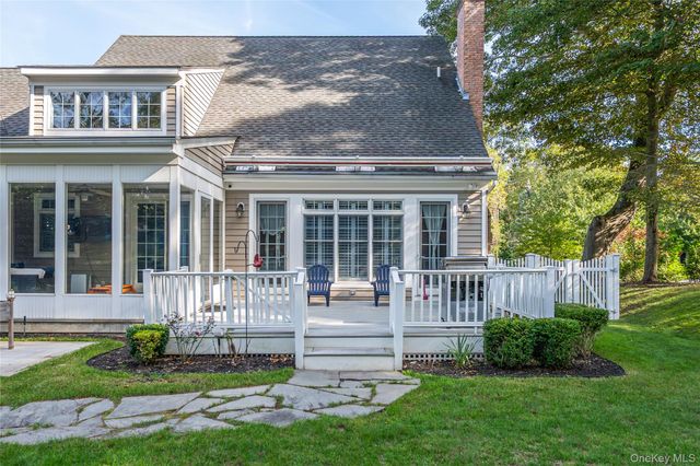 15 Crescent Court, Wading River, NY 11792