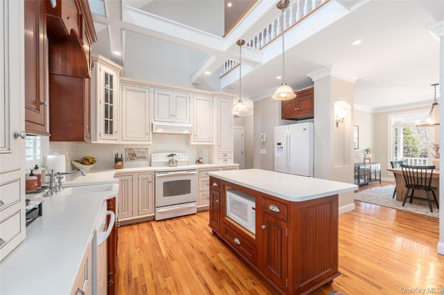 15 Crescent Court, Wading River, NY 11792