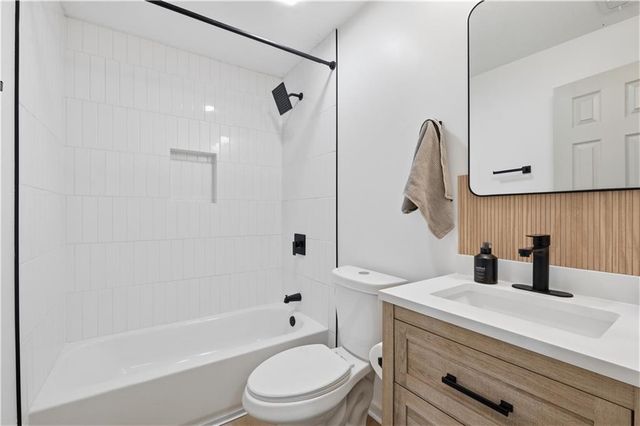 504 NW Holly Lane, Lee's Summit, MO 64086