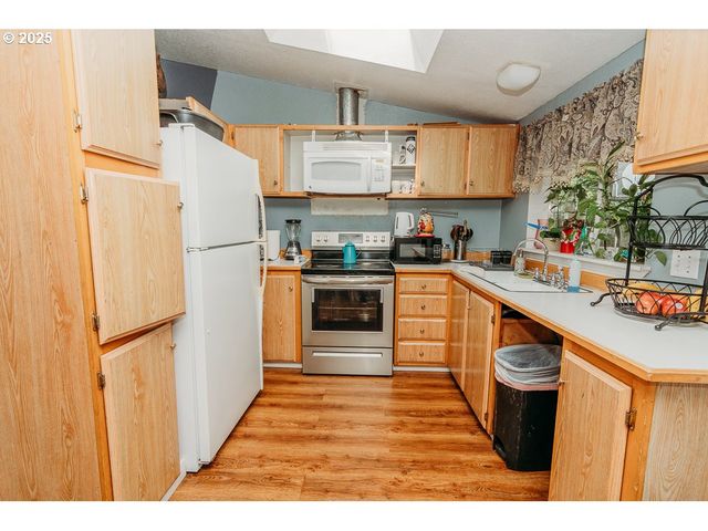 2350 N TERRY St, Eugene, OR 97402
