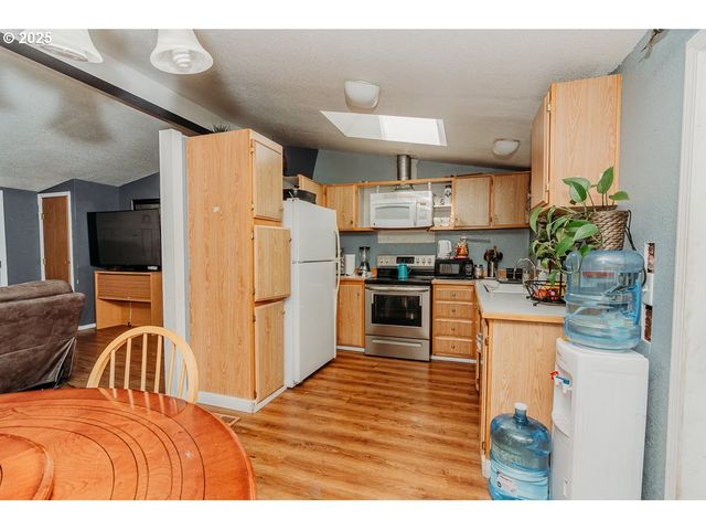 2350 N TERRY St, Eugene, OR 97402