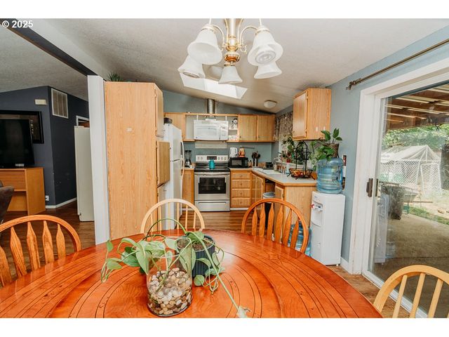 2350 N TERRY St, Eugene, OR 97402