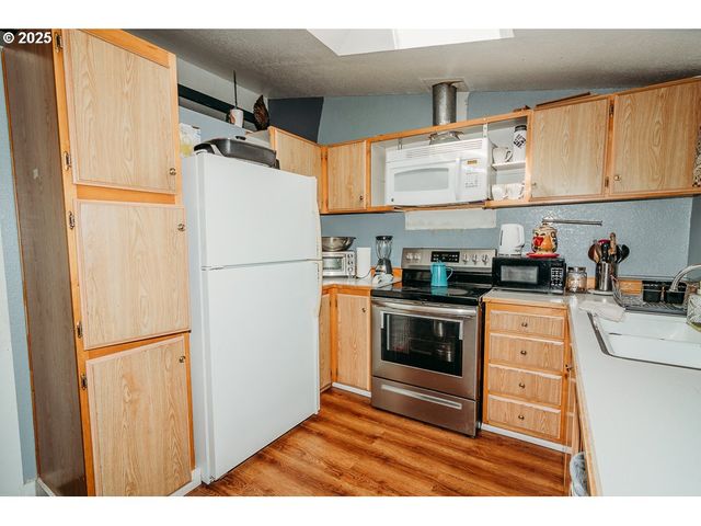 2350 N TERRY St, Eugene, OR 97402
