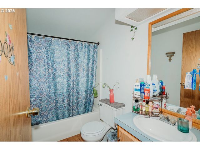 2350 N TERRY St, Eugene, OR 97402