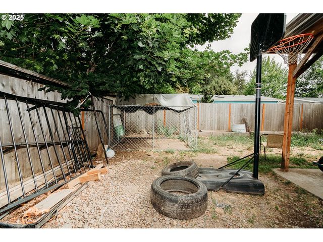 2350 N TERRY St, Eugene, OR 97402