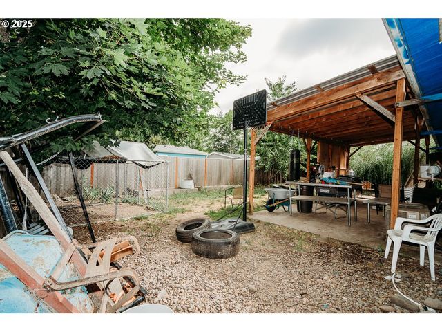2350 N TERRY St, Eugene, OR 97402