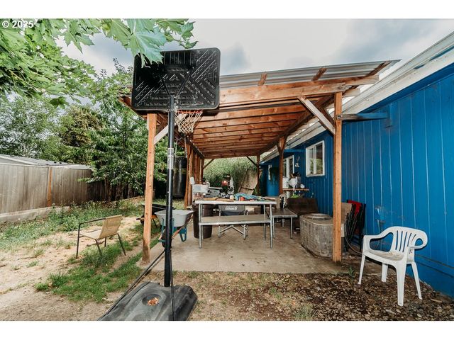 2350 N TERRY St, Eugene, OR 97402