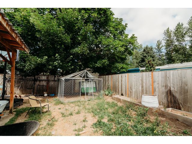 2350 N TERRY St, Eugene, OR 97402