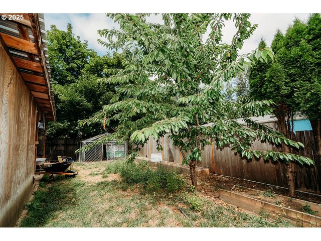 2350 N TERRY St, Eugene, OR 97402
