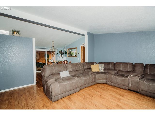 2350 N TERRY St, Eugene, OR 97402