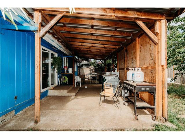 2350 N TERRY St, Eugene, OR 97402