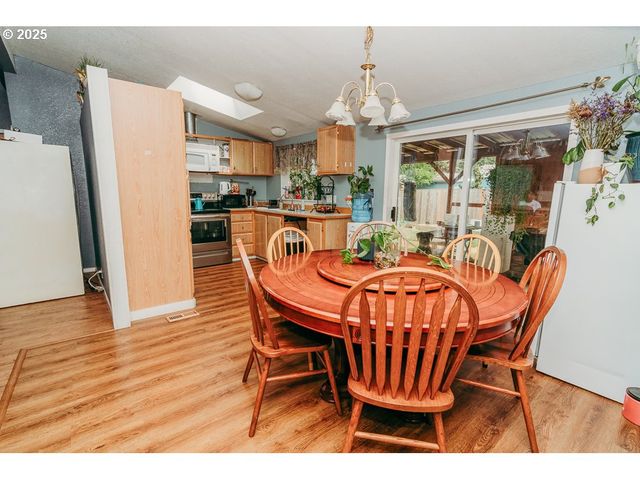 2350 N TERRY St, Eugene, OR 97402